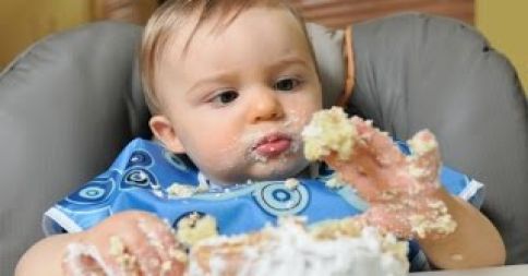 Anak Bayi Makan Kue Ulang Tahun